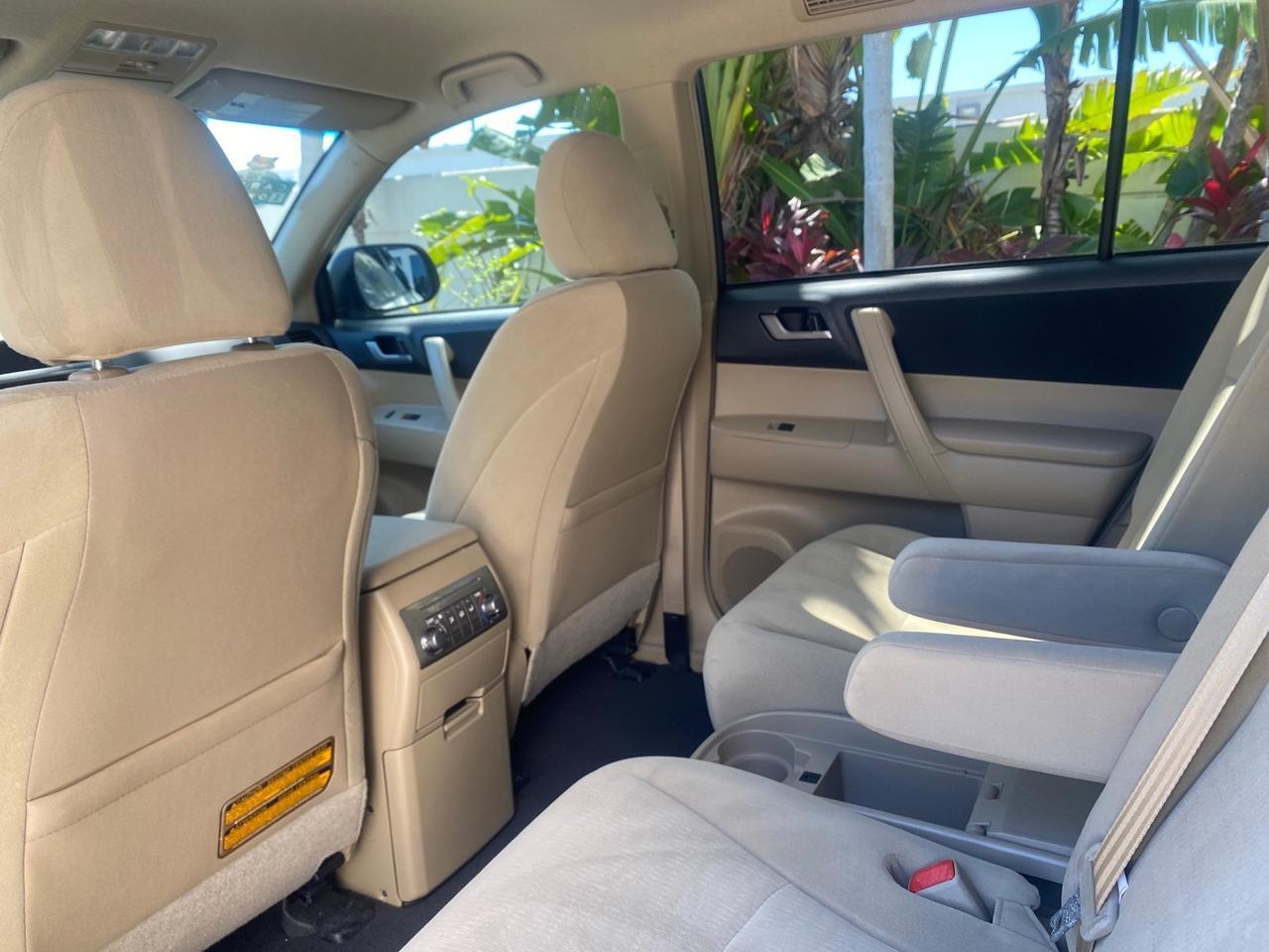 2013 Toyota Highlander Plus LOW MILES 42,200 1 OWNER Pompano Beach FL