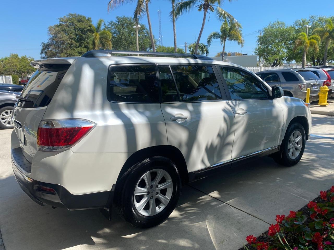 2013 Toyota Highlander Plus LOW MILES 42,200 1 OWNER Pompano Beach FL