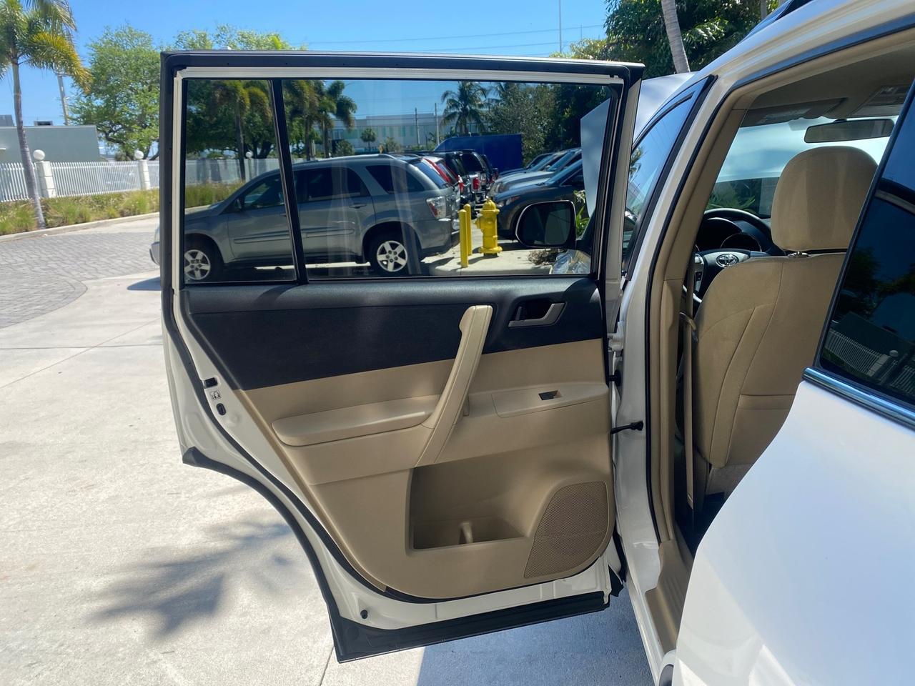 2013 Toyota Highlander Plus LOW MILES 42,200 1 OWNER Pompano Beach FL