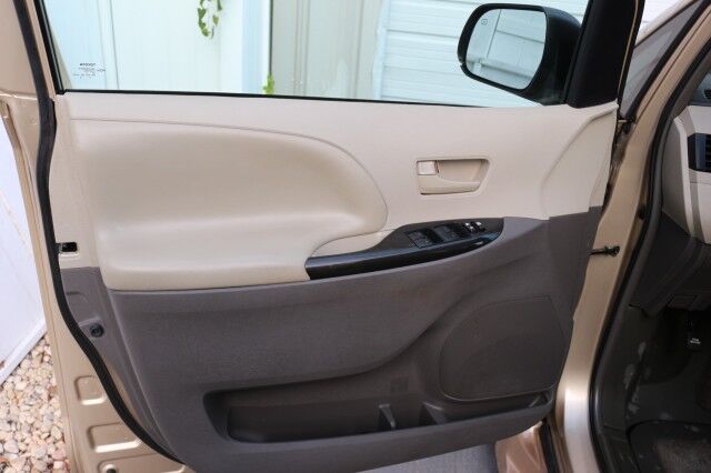 2013 Toyota Sienna LE AAS BraunAbility Wheelchair Accessible Van Knoxville TN