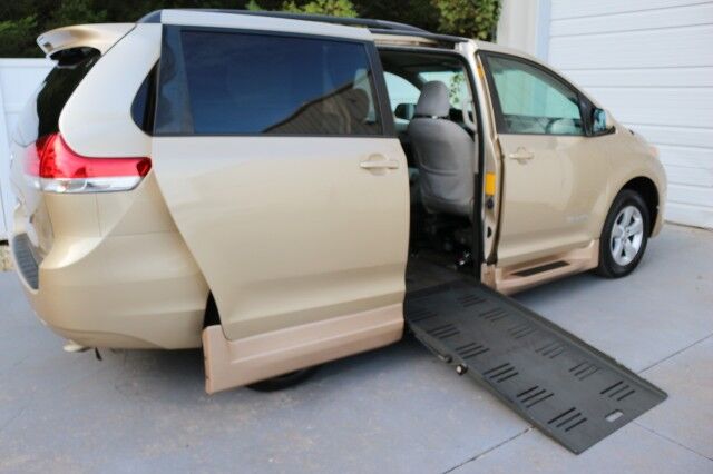 2013 Toyota Sienna LE AAS BraunAbility Wheelchair Accessible Van Knoxville TN