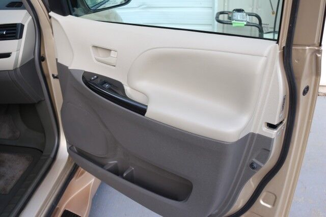 2013 Toyota Sienna LE AAS BraunAbility Wheelchair Accessible Van Knoxville TN