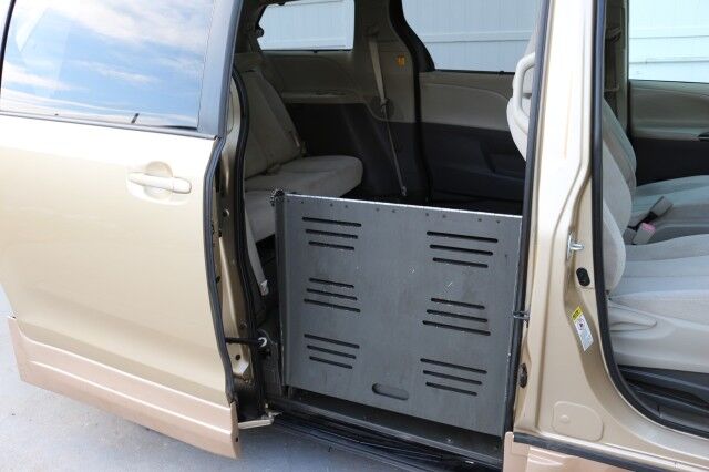 2013 Toyota Sienna LE AAS BraunAbility Wheelchair Accessible Van Knoxville TN