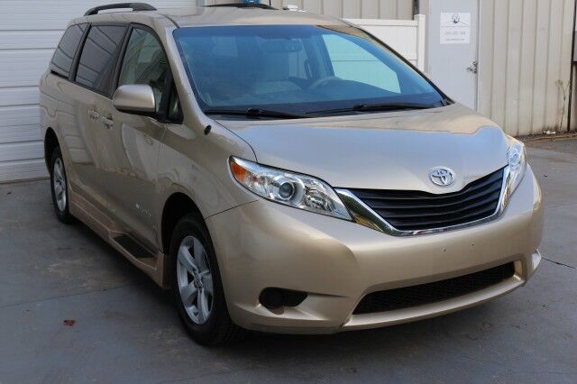 2013 Toyota Sienna LE AAS BraunAbility Wheelchair Accessible Van Knoxville TN