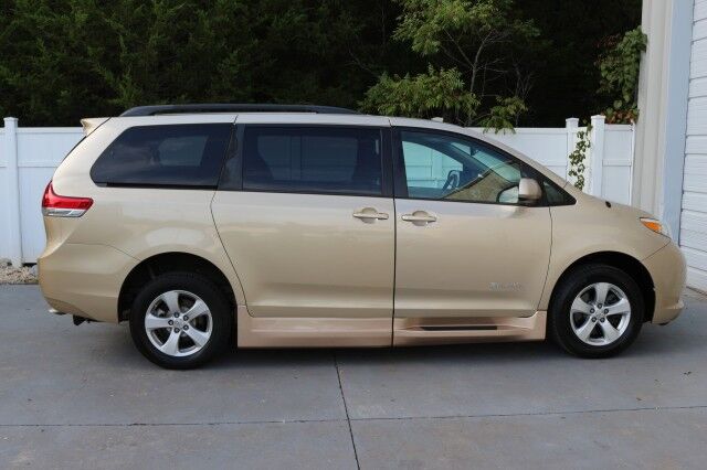 2013 Toyota Sienna LE AAS BraunAbility Wheelchair Accessible Van Knoxville TN