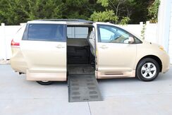 2013_Toyota_Sienna_LE AAS BraunAbility Wheelchair Accessible Van_ Knoxville TN