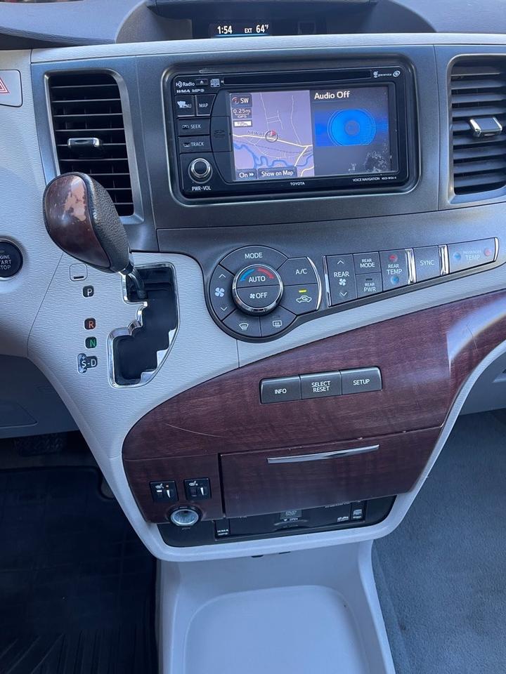 2013 Toyota Sienna XLE Orange MA