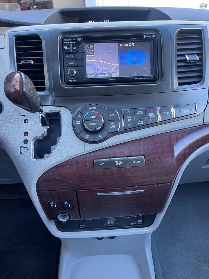 2013 Toyota Sienna XLE Orange MA