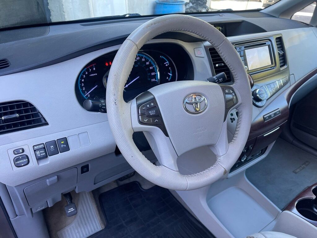 2013 Toyota Sienna XLE Orange MA