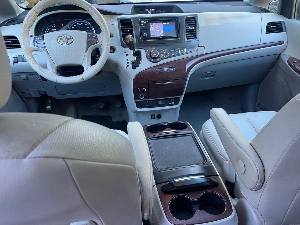 2013 Toyota Sienna XLE Orange MA