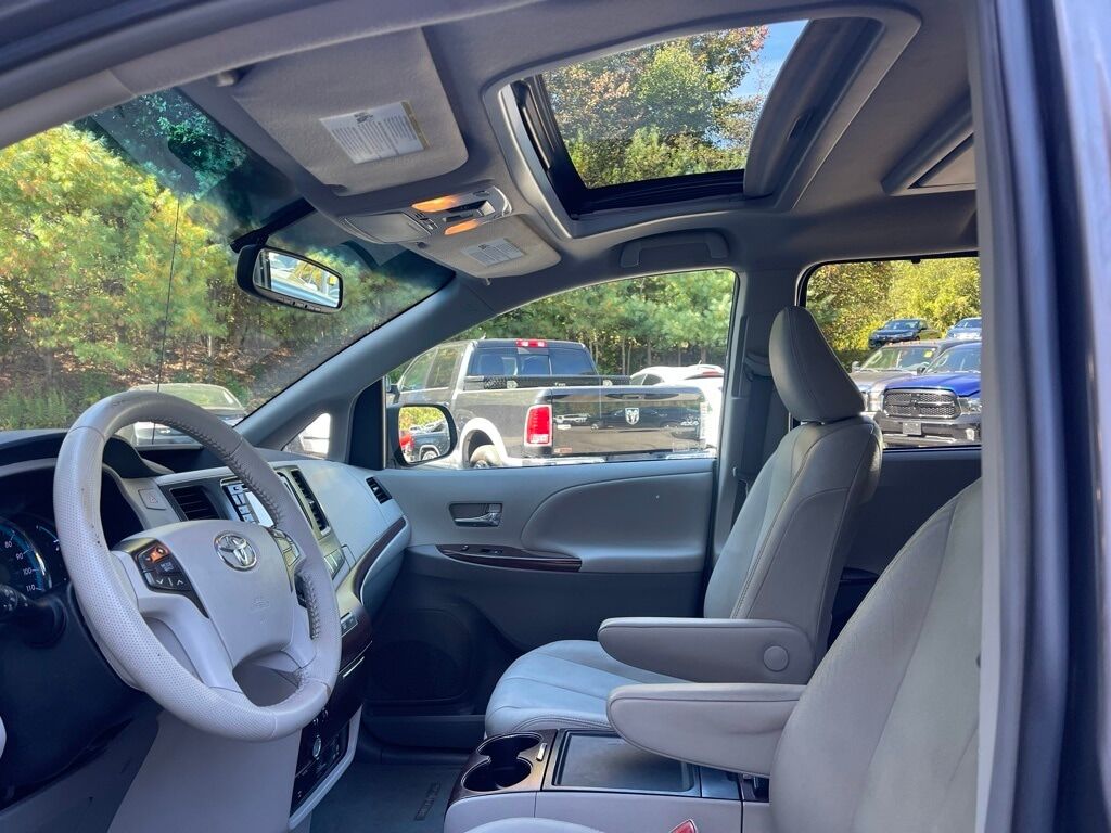 2013 Toyota Sienna XLE Orange MA