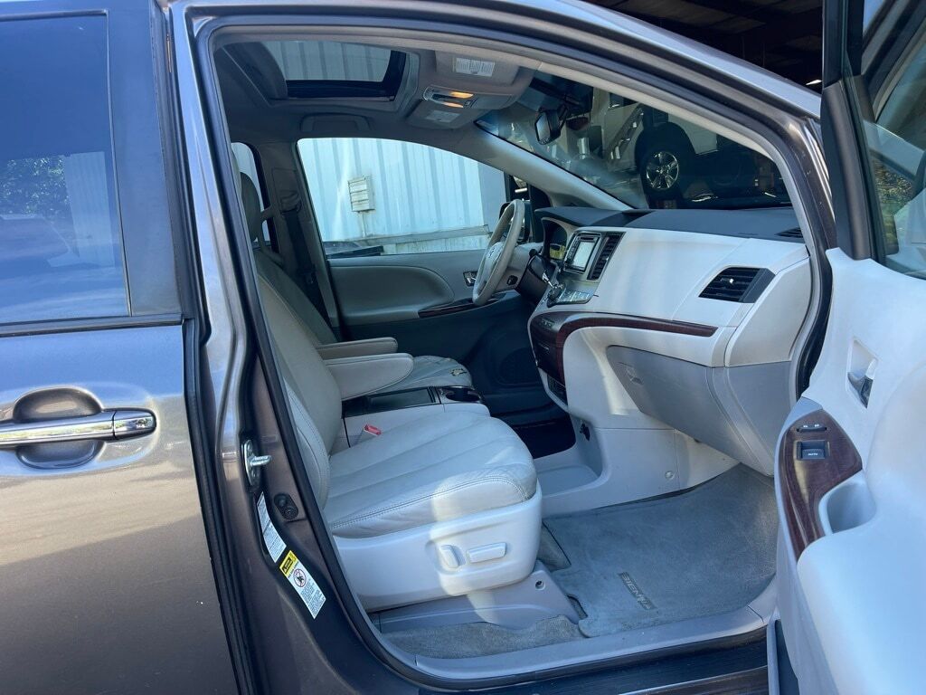 2013 Toyota Sienna XLE Orange MA