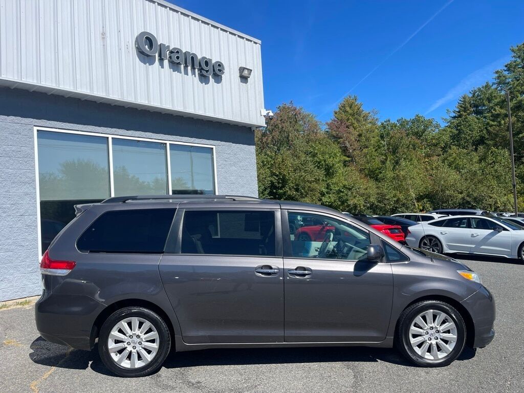 2013 Toyota Sienna XLE Orange MA