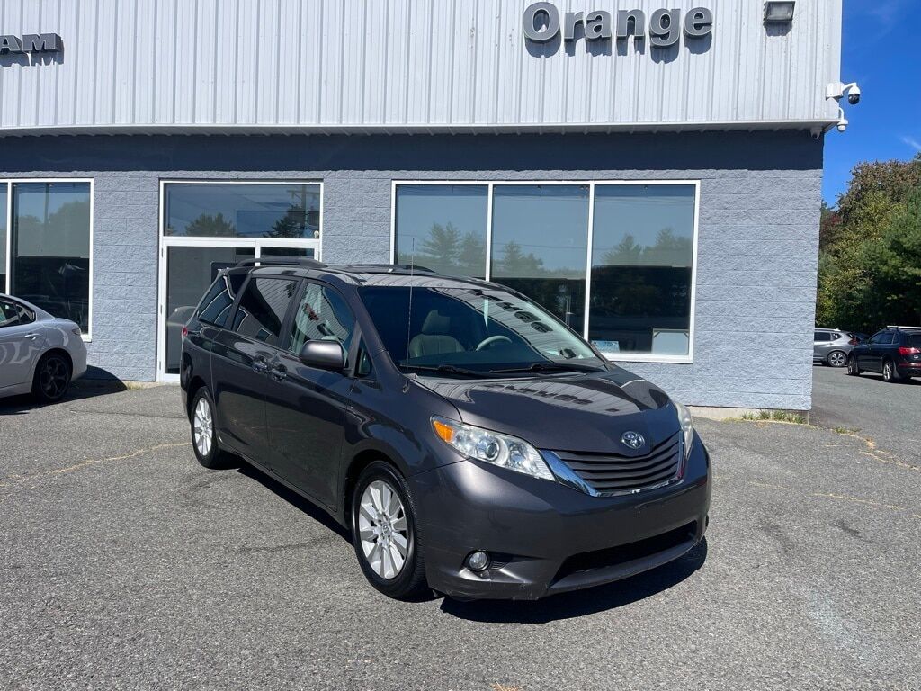 2013 Toyota Sienna XLE Orange MA