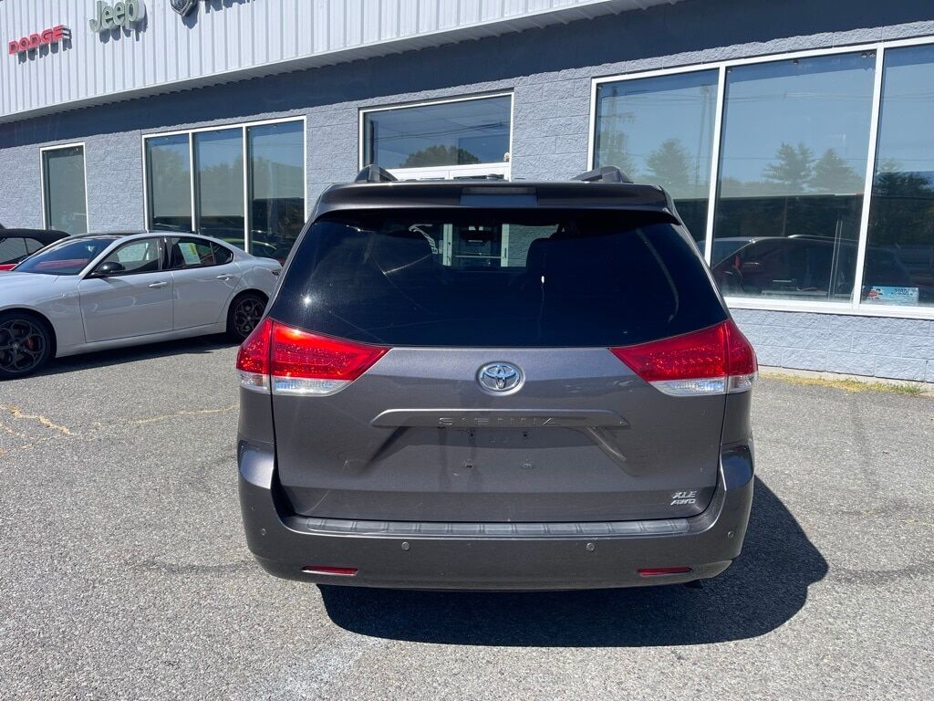2013 Toyota Sienna XLE Orange MA