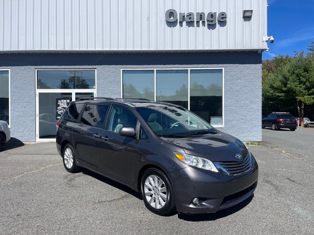 2013 Toyota Sienna XLE Orange MA