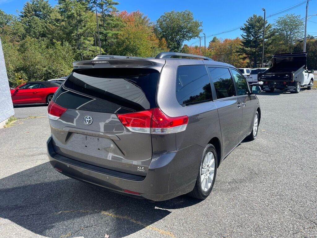 2013 Toyota Sienna XLE Orange MA