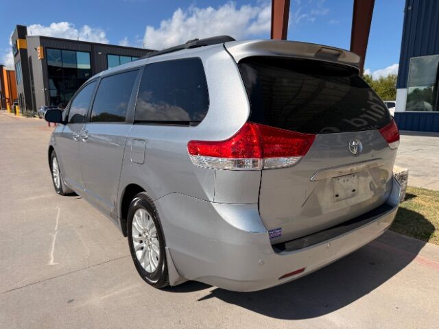 2013 Toyota Sienna XLE V6 8 Passenger