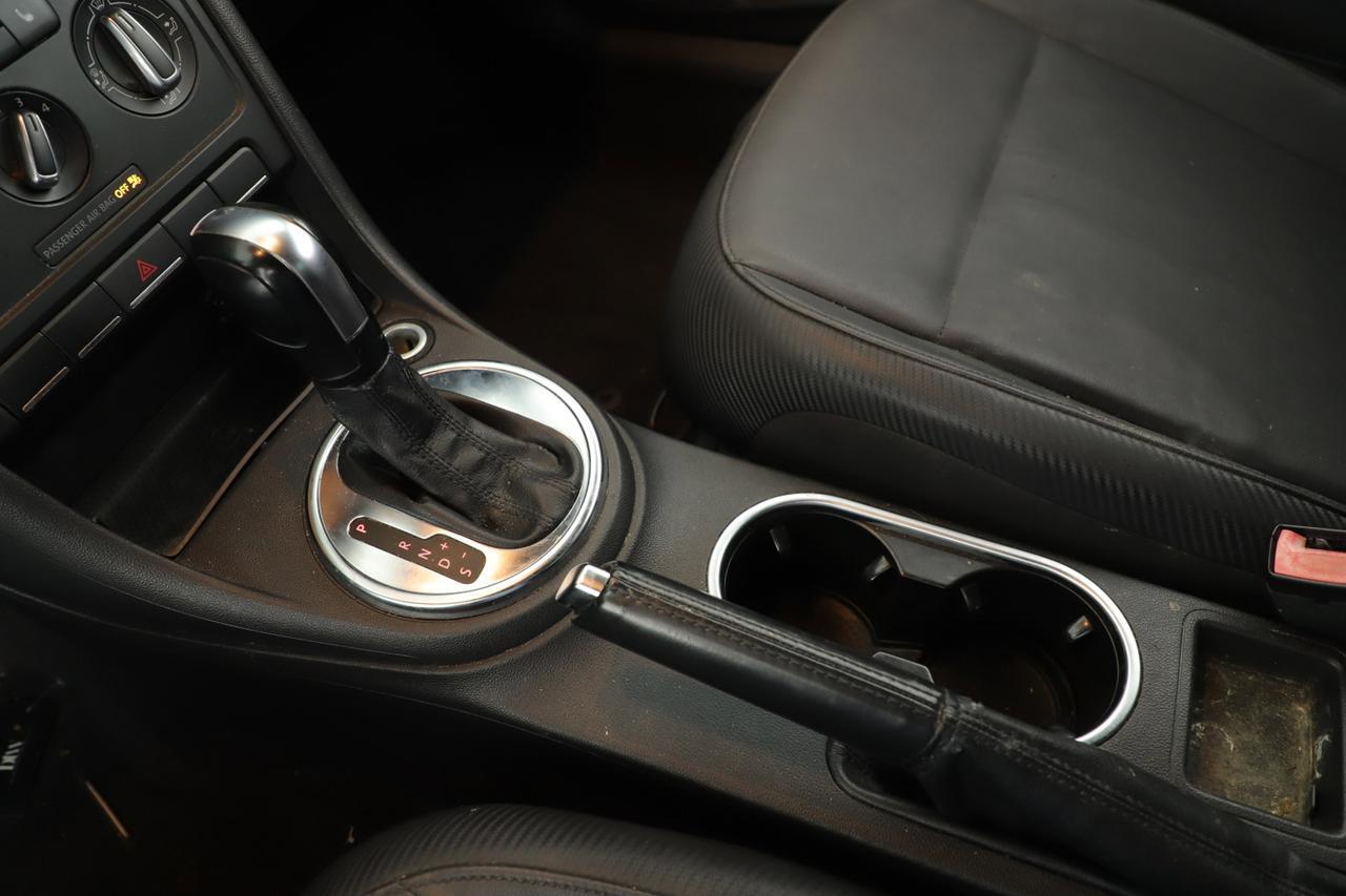 2013 Volkswagen Beetle Convertible 2.5L New Braunfels TX