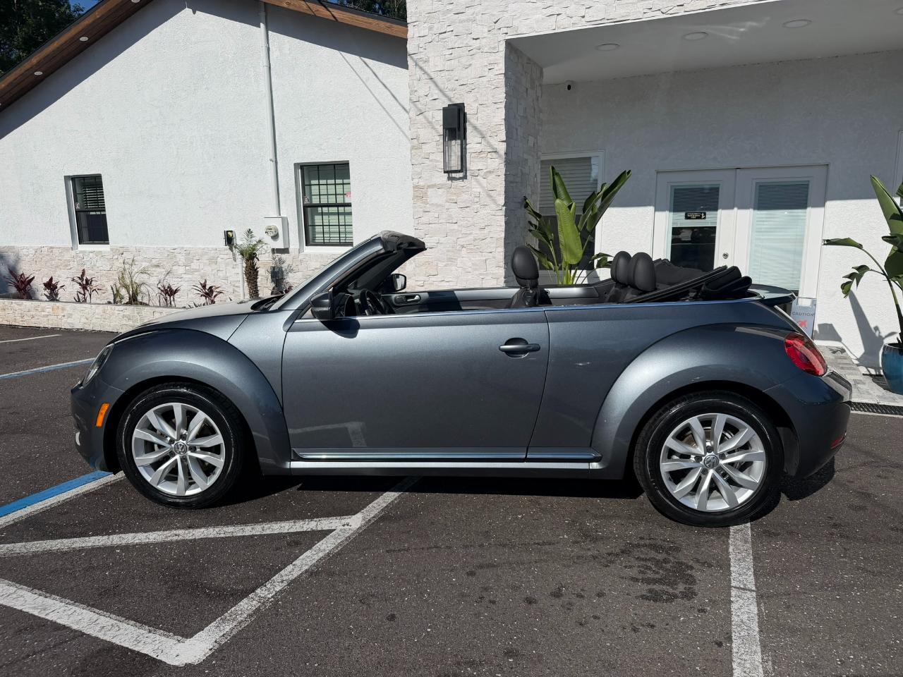 2013 Volkswagen Beetle Convertible 2dr DSG 2.0L TDI