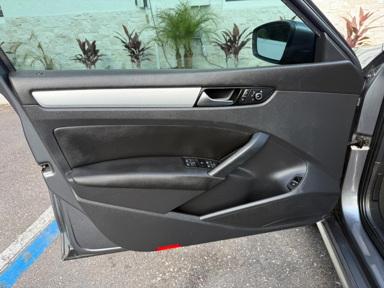 2013 Volkswagen Passat 4dr Sdn 2.5L Auto SE Jacksonville FL