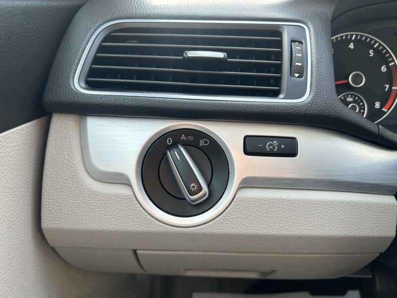 2013 Volkswagen Passat SE - FLORIDA CAR - RUST FREE - WELL MAINTAINED Whitinsville MA