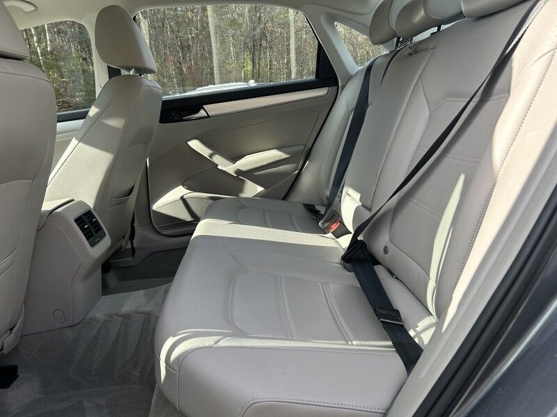 2013 Volkswagen Passat SE - FLORIDA CAR - RUST FREE - WELL MAINTAINED Webster MA