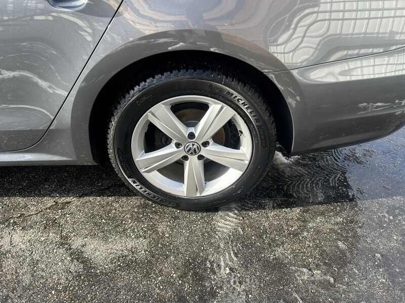 2013 Volkswagen Passat SE - FLORIDA CAR - RUST FREE - WELL MAINTAINED Webster MA