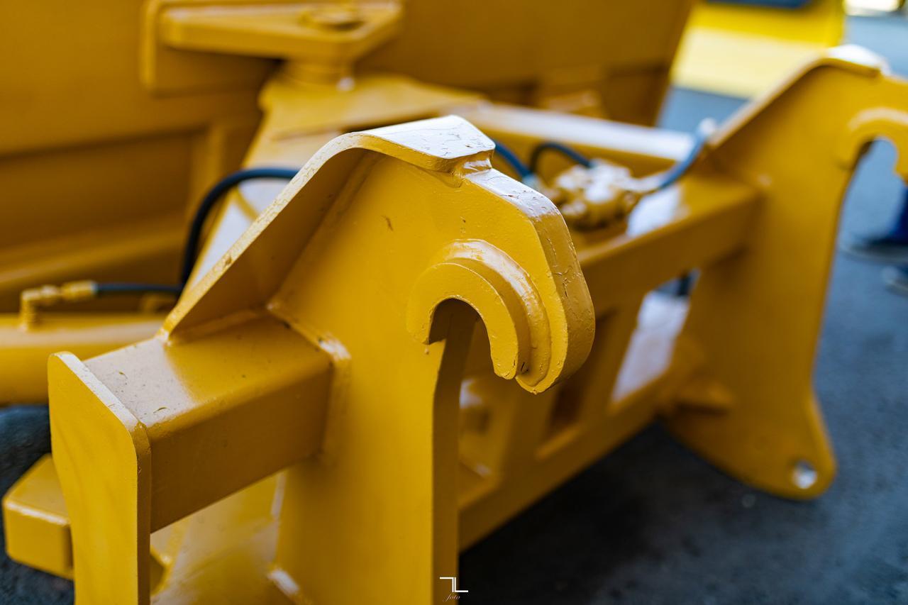 2013 WELDCO-BEALES MFG BLD GRP:HAB05 11 Ft. Hydraulic 2 Way Angle Blade/Plow Red Deer AB