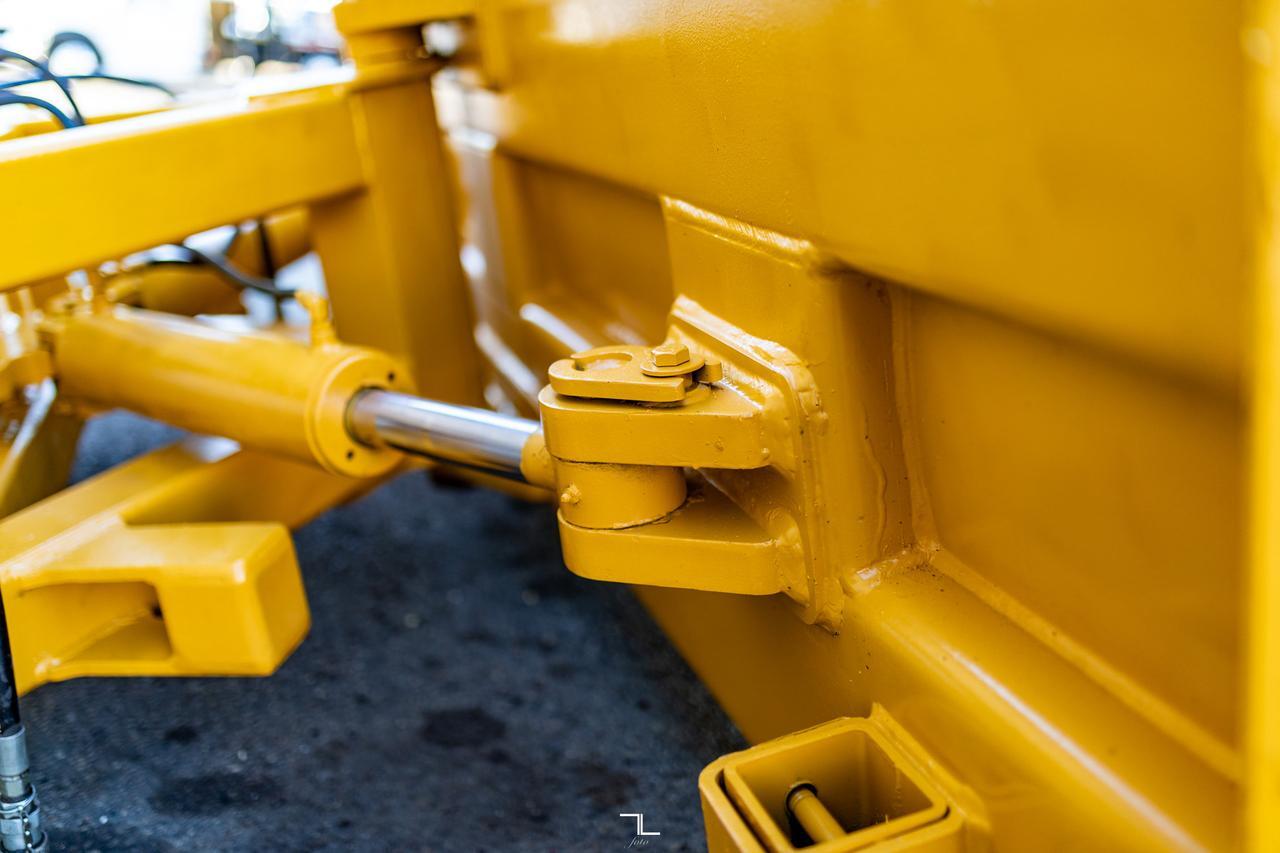 2013 WELDCO-BEALES MFG BLD GRP:HAB05 11 Ft. Hydraulic 2 Way Angle Blade/Plow Red Deer AB