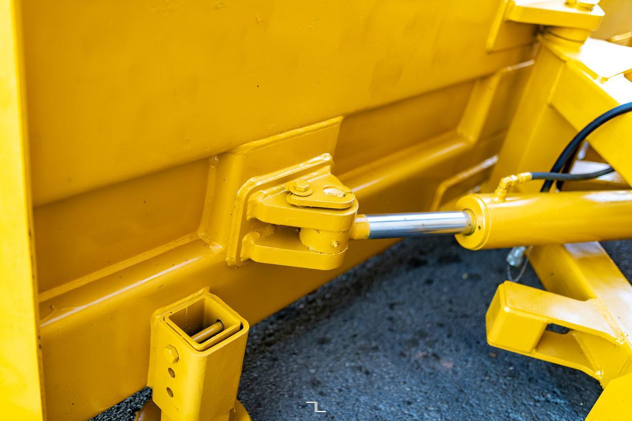 2013 WELDCO-BEALES MFG BLD GRP:HAB05 11 Ft. Hydraulic 2 Way Angle Blade/Plow Red Deer AB