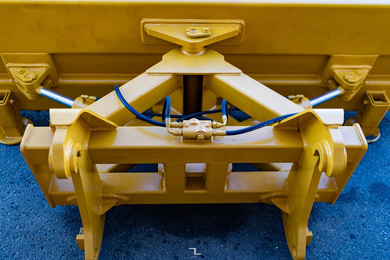 2013 WELDCO-BEALES MFG BLD GRP:HAB05 11 Ft. Hydraulic 2 Way Angle Blade/Plow Red Deer AB