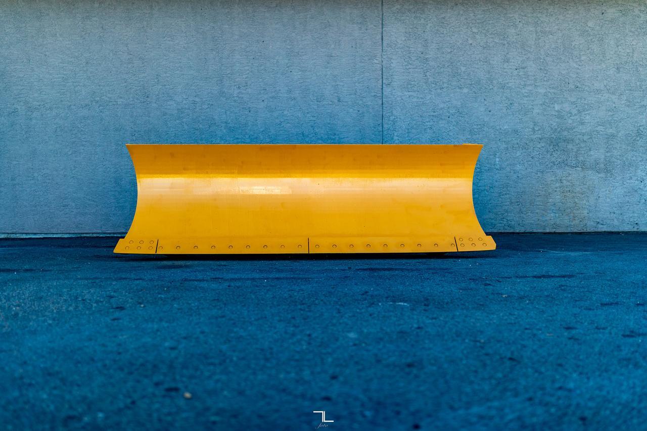 2013 WELDCO-BEALES MFG BLD GRP:HAB05 11 Ft. Hydraulic 2 Way Angle Blade/Plow Red Deer AB