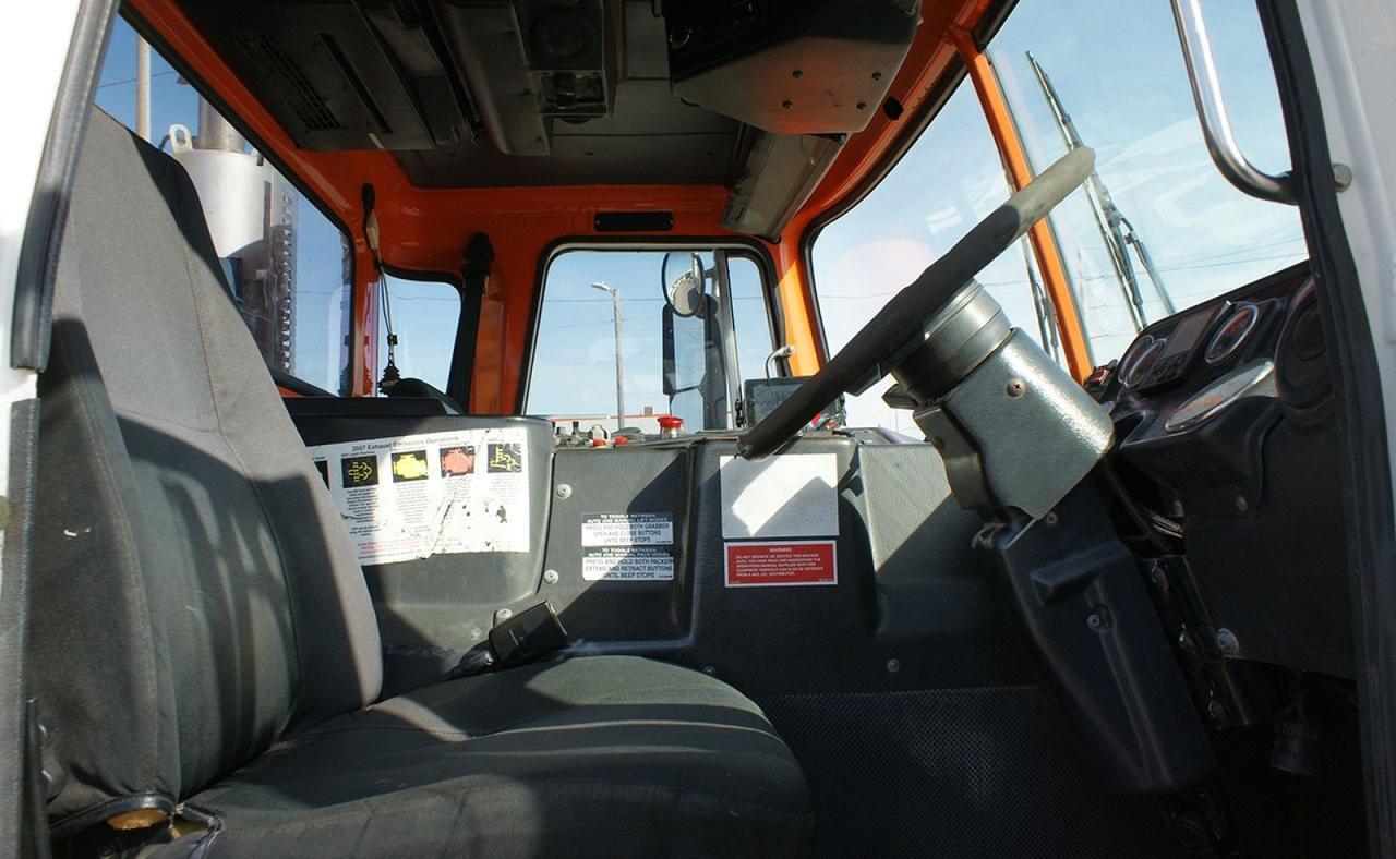 2014 Autocar ACX64 28 yd Heil Side Loader Garbage Truck Tampa FL