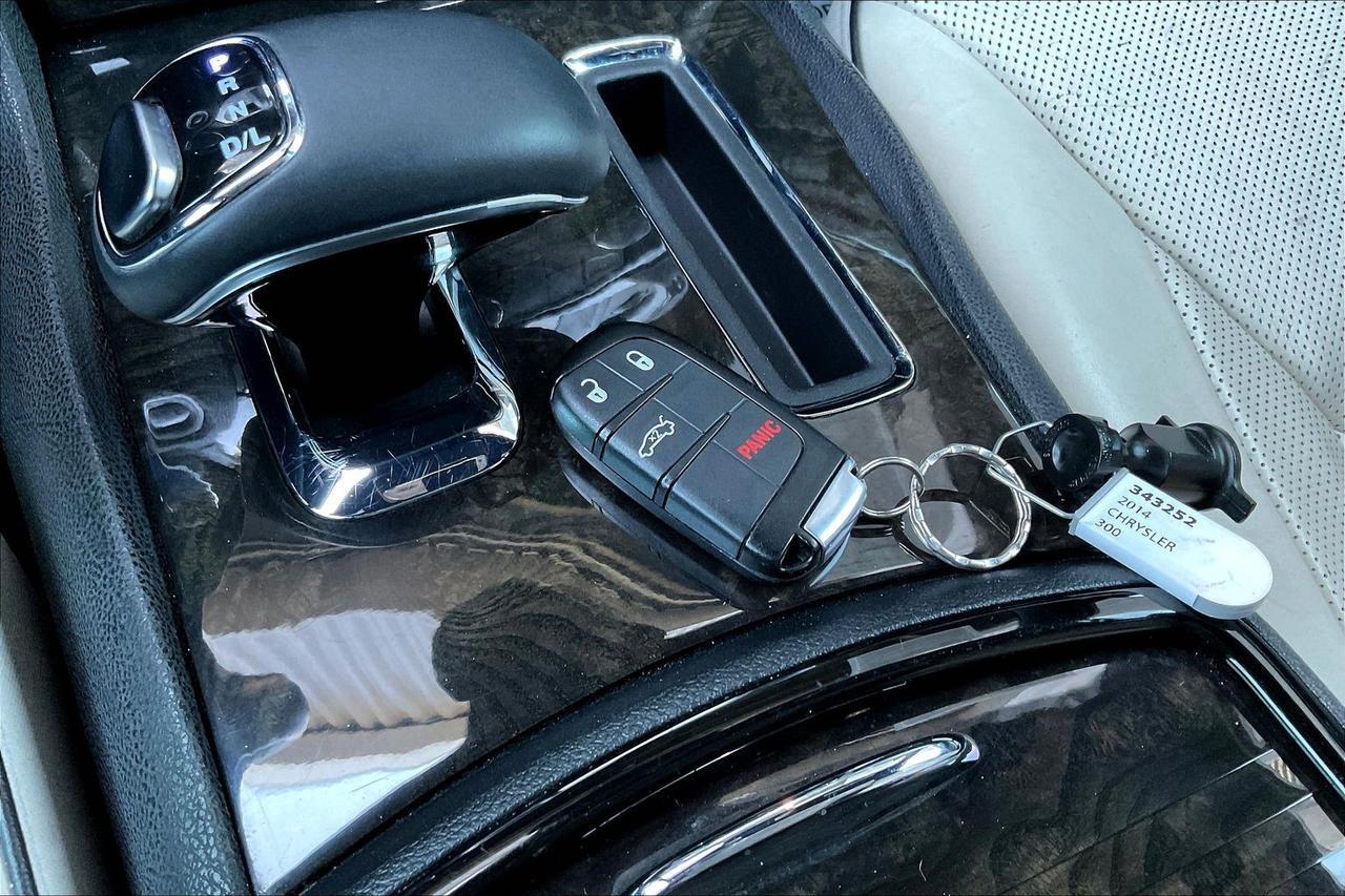 2014 CHRYSLER 300 Houston TX