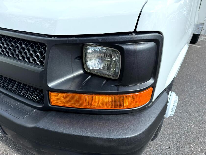 2014 Chevrolet Express Cutaway Van photo 32