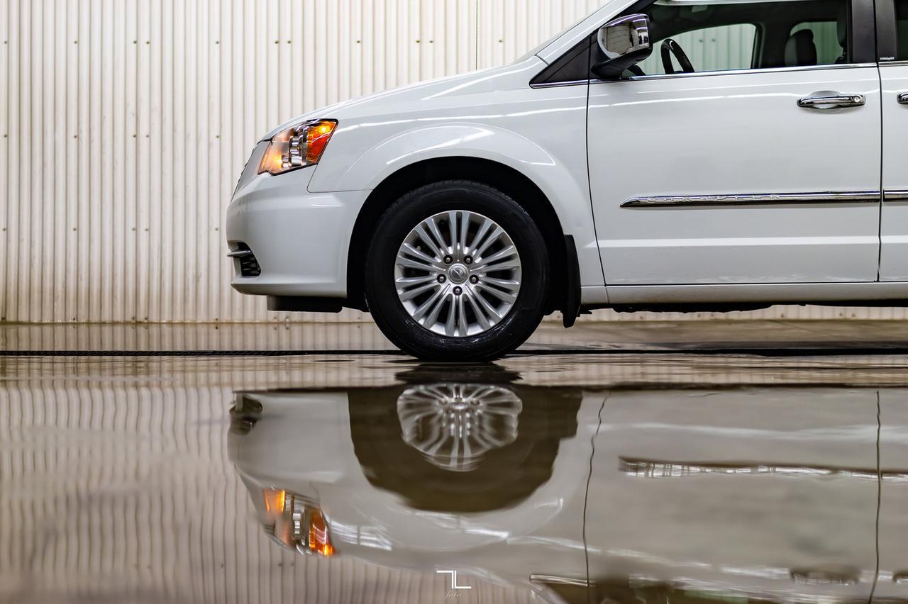 2014 Chrysler Town & Country Limited Leather Roof Nav TV Red Deer AB
