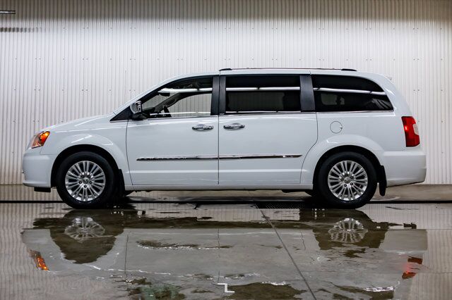 2014 Chrysler Town & Country Limited Leather Roof Nav TV Red Deer AB