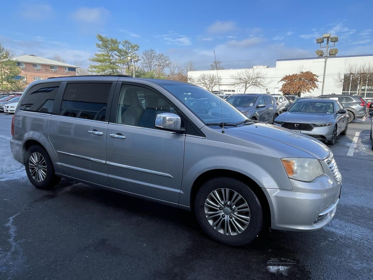 2014 Chrysler Town &amp; Country Touring-L