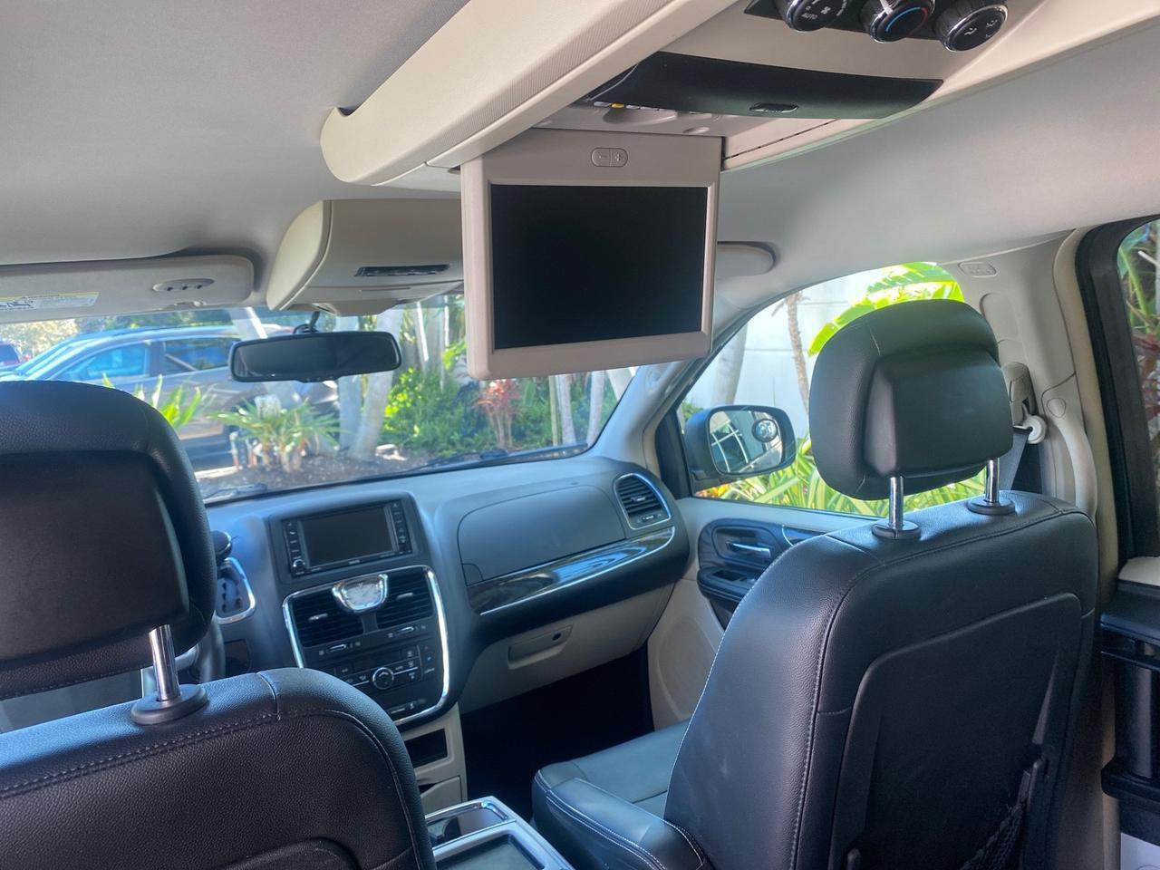 2014 Chrysler Town & Country Touring LOW MILES 64,377 1 OWNER FL Pompano Beach FL