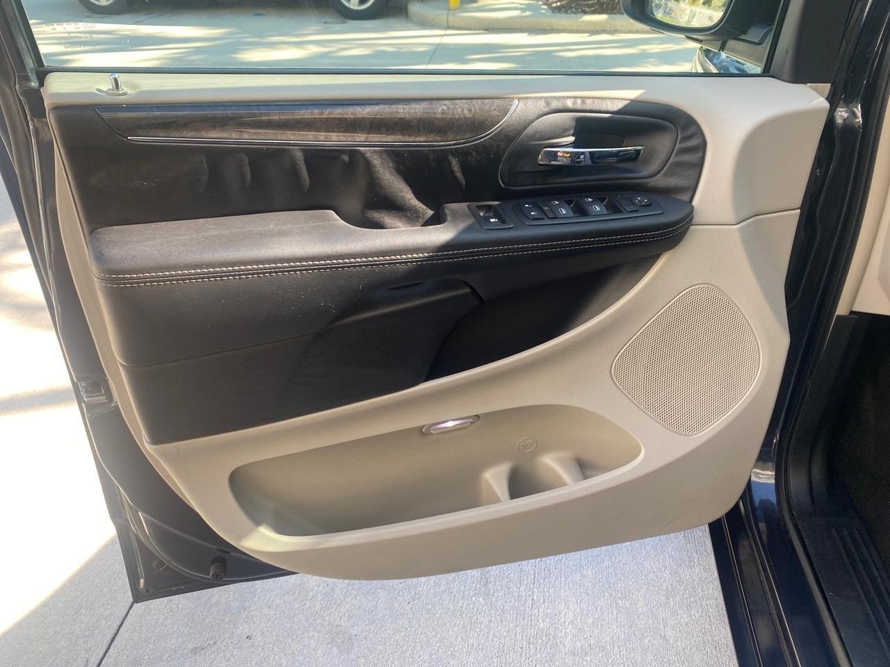 2014 Chrysler Town & Country Touring LOW MILES 64,377 1 OWNER FL Pompano Beach FL