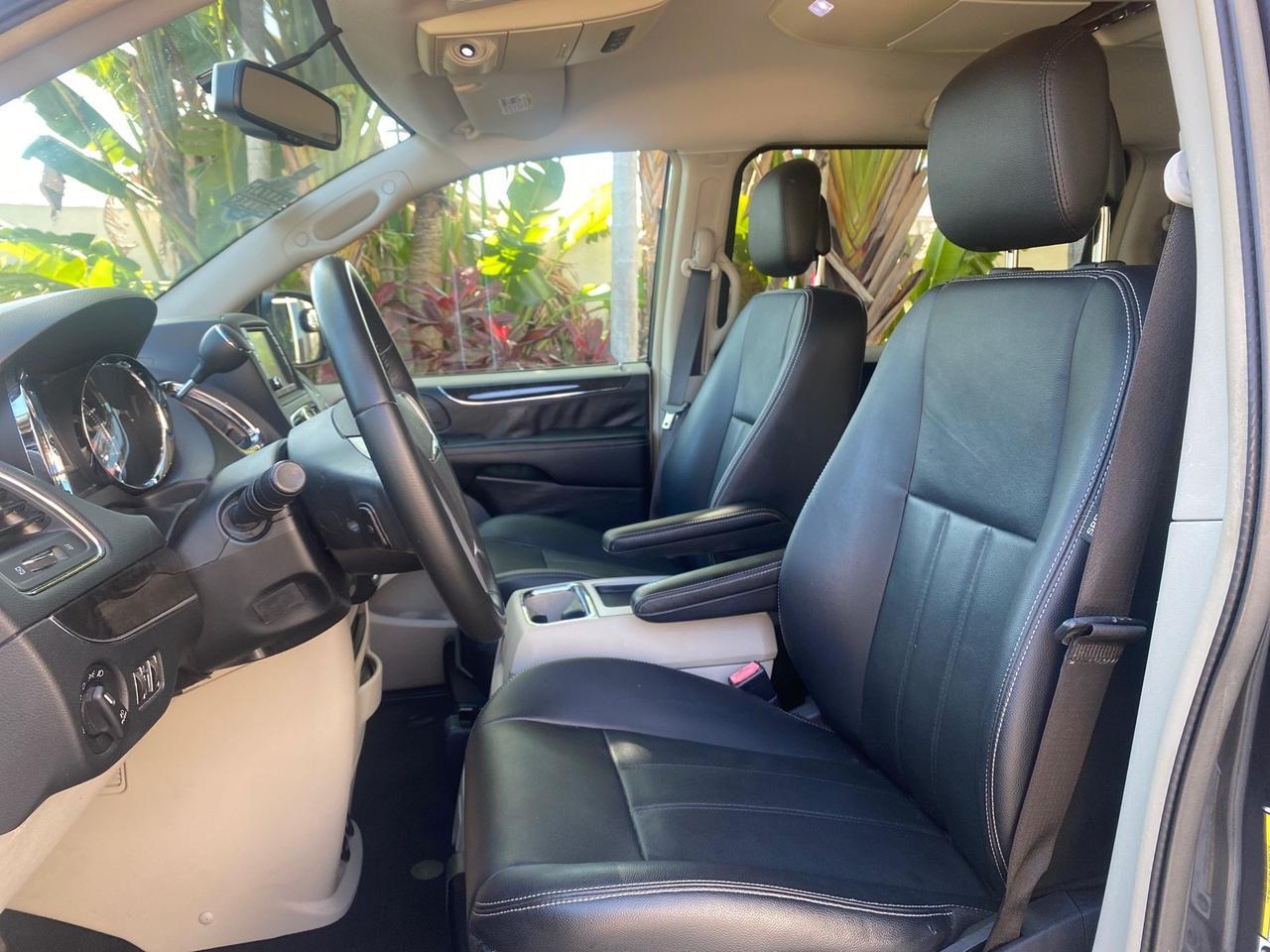 2014 Chrysler Town & Country Touring LOW MILES 64,377 1 OWNER FL Pompano Beach FL