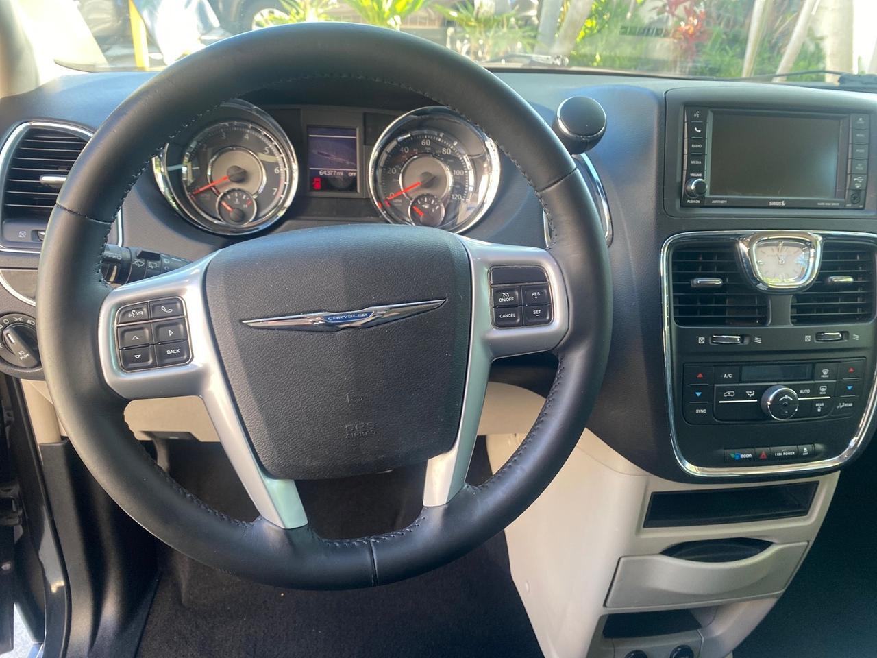 2014 Chrysler Town & Country Touring LOW MILES 64,377 1 OWNER FL Pompano Beach FL