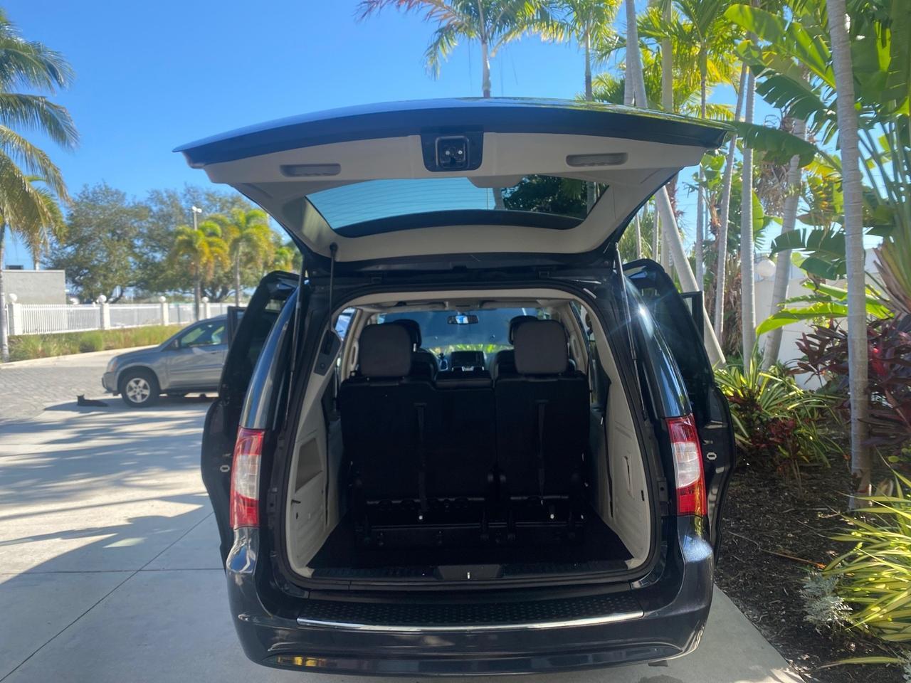 2014 Chrysler Town & Country Touring LOW MILES 64,377 1 OWNER FL Pompano Beach FL