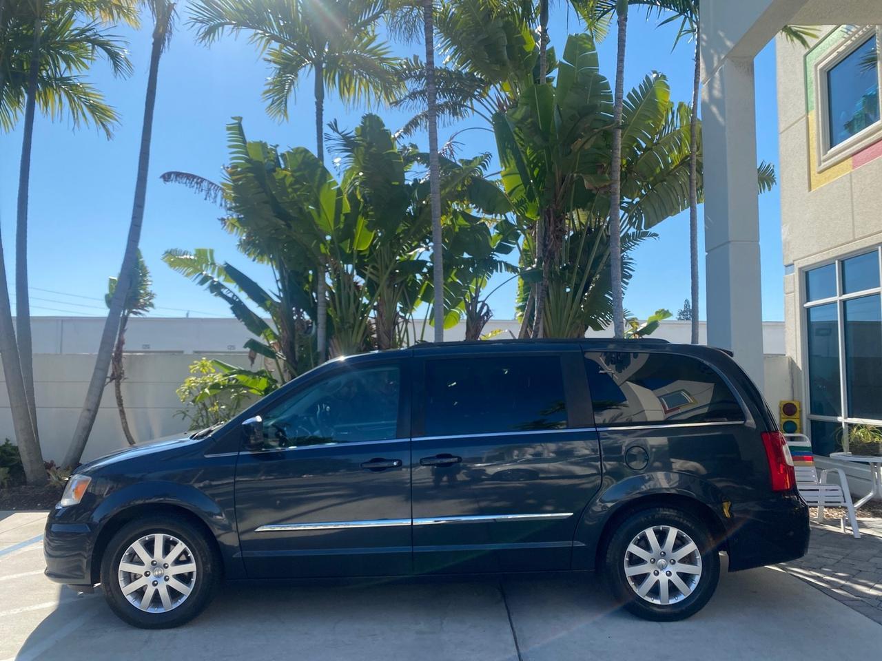 2014 Chrysler Town & Country Touring LOW MILES 64,377 1 OWNER FL Pompano Beach FL