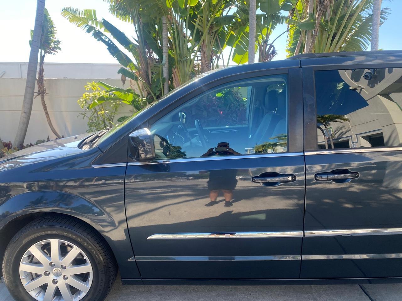 2014 Chrysler Town & Country Touring LOW MILES 64,377 1 OWNER FL Pompano Beach FL