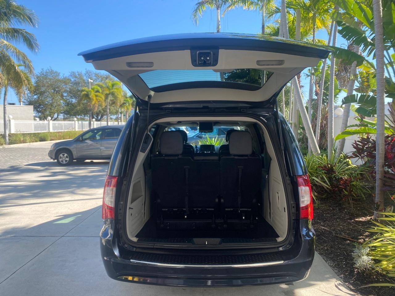 2014 Chrysler Town & Country Touring LOW MILES 64,377 1 OWNER FL Pompano Beach FL