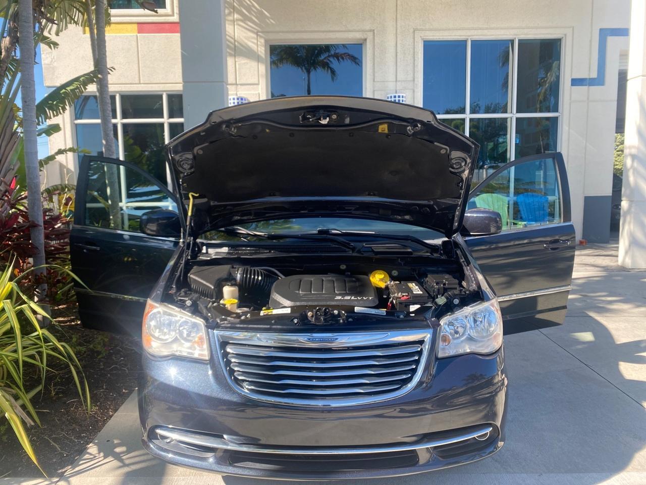 2014 Chrysler Town & Country Touring LOW MILES 64,377 1 OWNER FL Pompano Beach FL