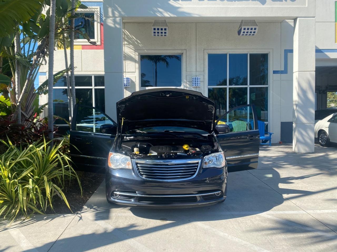 2014 Chrysler Town & Country Touring LOW MILES 64,377 1 OWNER FL Pompano Beach FL