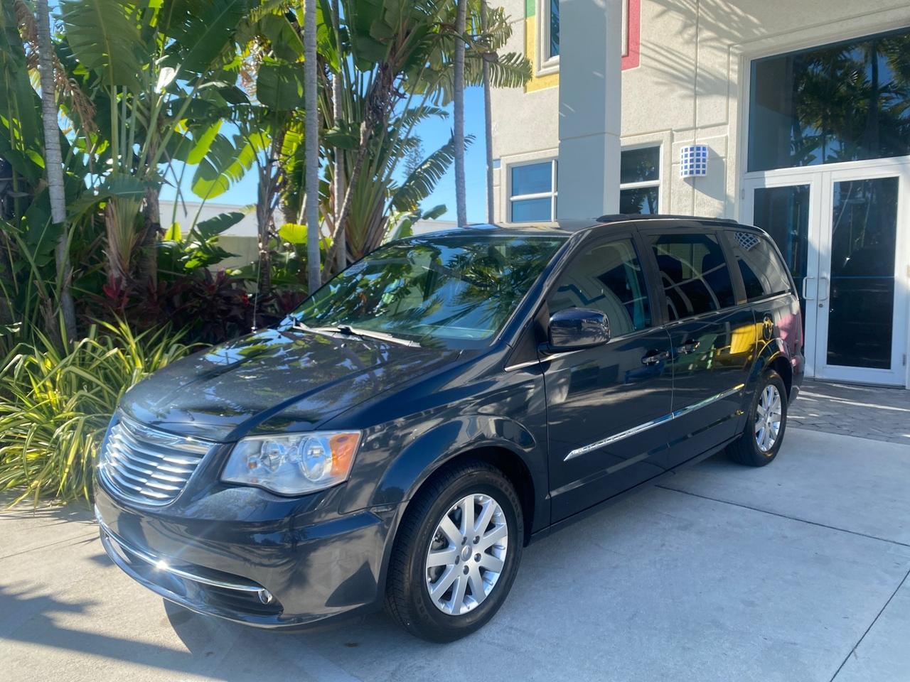 2014 Chrysler Town & Country Touring LOW MILES 64,377 1 OWNER FL Pompano Beach FL